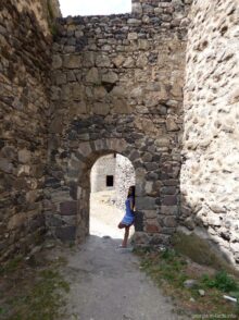 Арка в крепостной стене Хертвиси