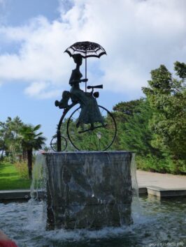 Дама на велосипеде недалеко от набережной Батуми