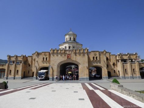 Главные ворота собора Святой Троицы в Тбилиси