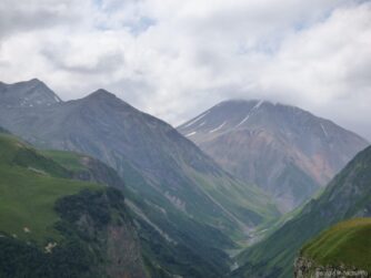 Горы рядом с Гудаури экскурсия из Тбилиси