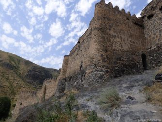 Каменные стены крепости Хертвиси