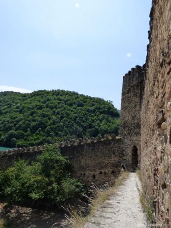 Крепостные стены в Ананури