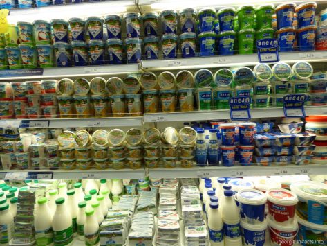 Молочка на полках супермаркета в Батуми