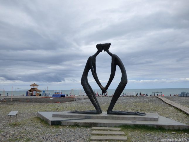 Скульптура влюбленных на набережной Батуми
