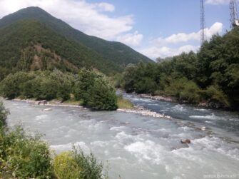 Слияние двух рек у Военно Грузинской дороги
