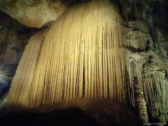 Сталагнаты в пещере Прометея в Грузии