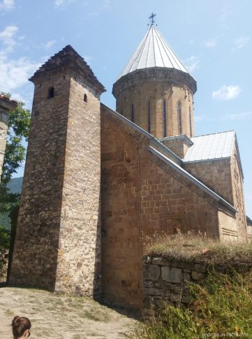 Старинная башня 13 века, с которой начиналась крепость