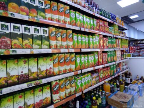 Типичный стеллаж с соками в одном из супермаркетов Грузии