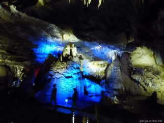 Туристы в пещере Прометея в Грузии