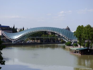 Ультрасовременный мост Мира в Тбилиси