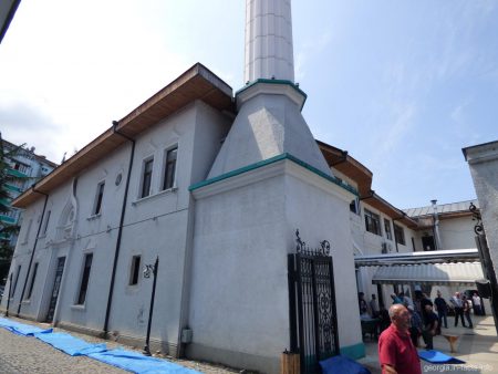 Вход в мечеть Орта Джаме в Батуми