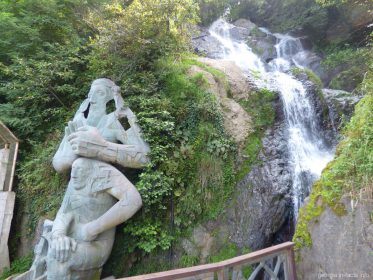 Водопад и памятник Святому Андрею Первозванному в Сарпи