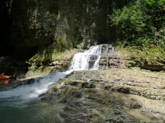 Водопад в конце каньона Мартвили