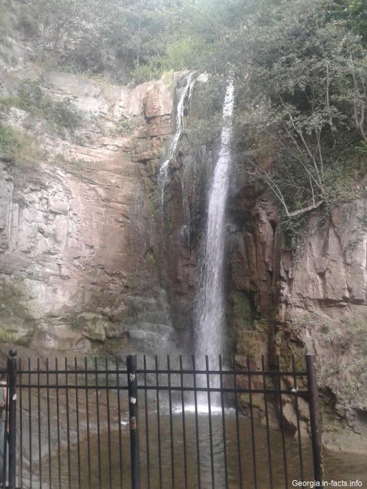 Водопад в центре Тбилиси