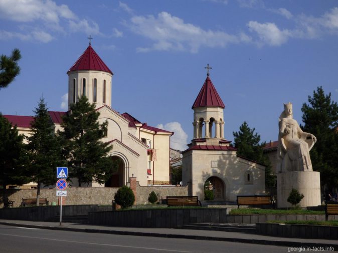 Вознесенский собор и памятник царице Тамаре в городе Ахалцихе