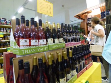 Выбор алкогольной продукции в супермаркете Батуми