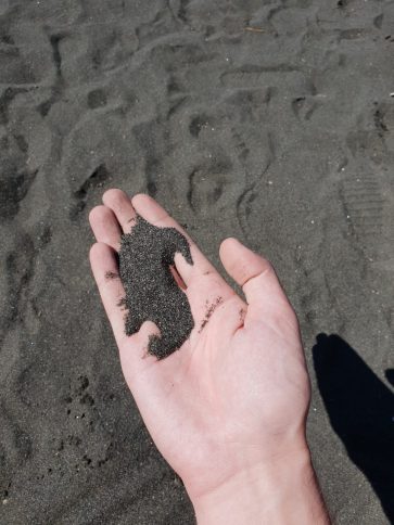 Черный песок в Грузии