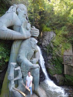 Водопад и статуя Андрея Первозванного на курорте Сарпи