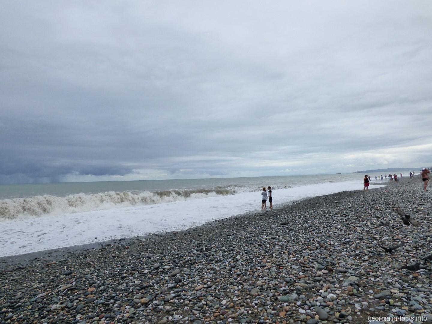 Температура воды в батуми. Галечный пляж Батуми. Батуми черное море. Дикие пляжи Батуми. Батуми пляж шторм.