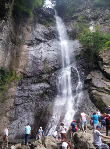 Туристы у водопада Махунцети