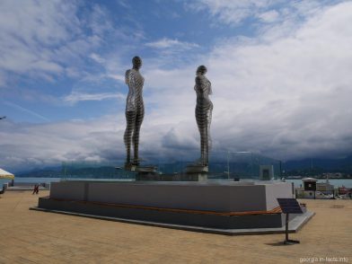Статуя Али и Нино в Батуми, Грузия
