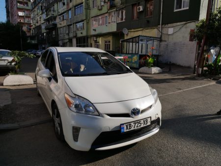 Toyota Prius самая популярная машина в аренду в Тбилиси