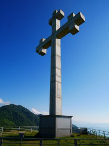 Большой крест на смотрово площадке над Гонио