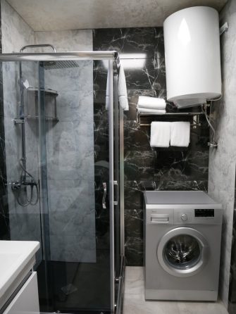 Душевая и стиральная машинка в апартаментах