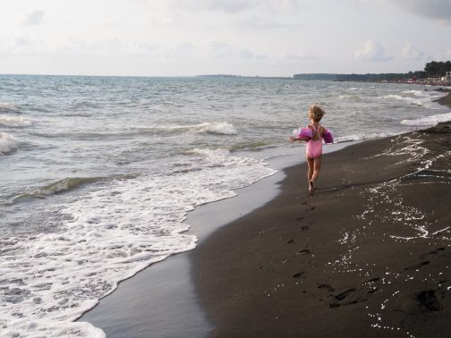 Пляж Магнетити с черным песком в Уреки
