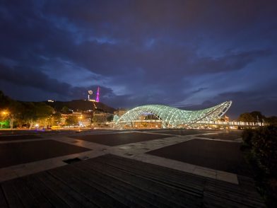 Мост Мира в Тбилиси вечером