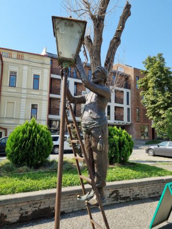 Скульптура фонарщика в Тбилиси
