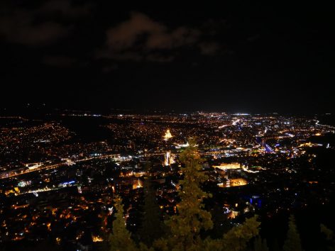 Вид на ночной Тбилиси с горы Мтацминда