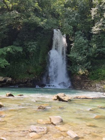 Водопад Абхеси рядом с Мартвили летом