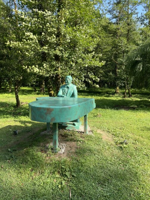 Элтон Джон в парке музыкантов в Грузии