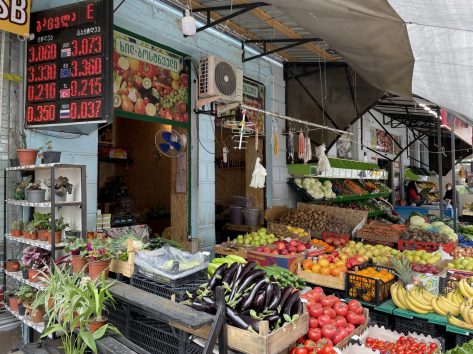 Фрукты и овощи на грузинском рынке