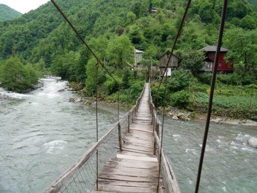 Качающийся мостик в окрестностях Батуми, Грузия
