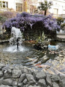 Около аквариума в Батуми, Грузия