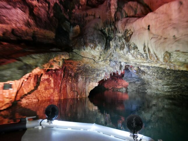 Подземное озеро пещеры Прометея, Грузия