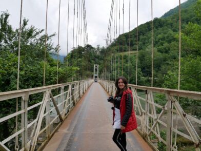 Прогулка по мосту во время экскурсии Мачахела, Грузия