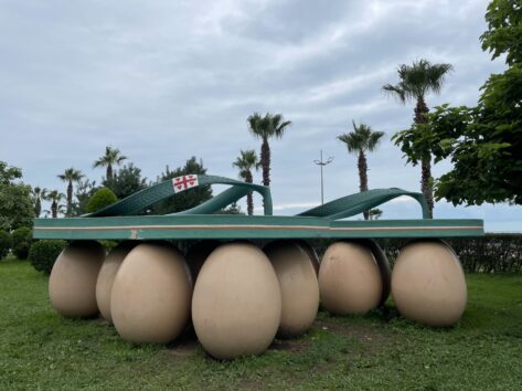 Сланцы на яйцах на набережной Батуми, Грузия