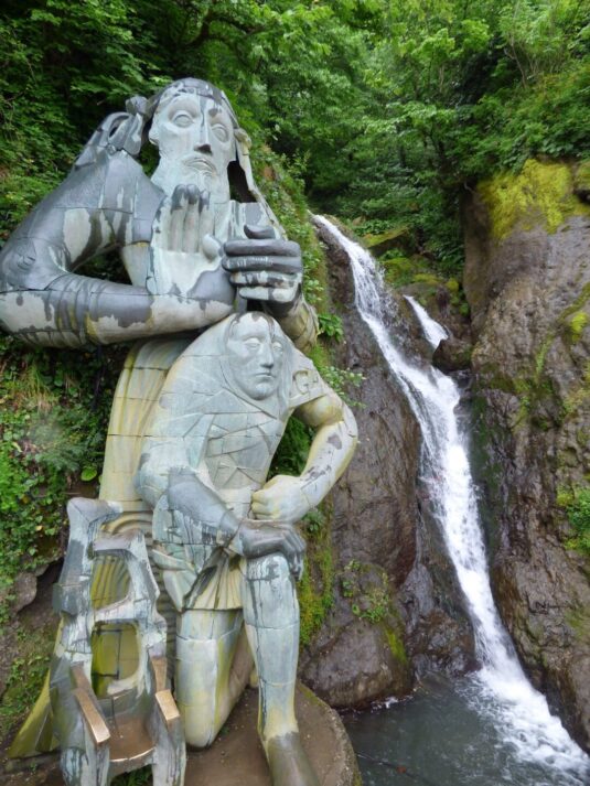 Статуя Андрея Первозванного и водопад в Сарпи, Грузия