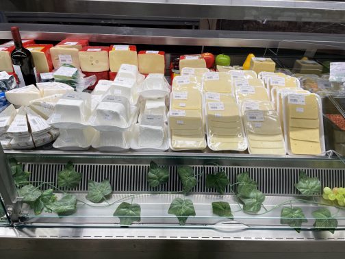 Ассортимент сыров в супермаркете Батуми