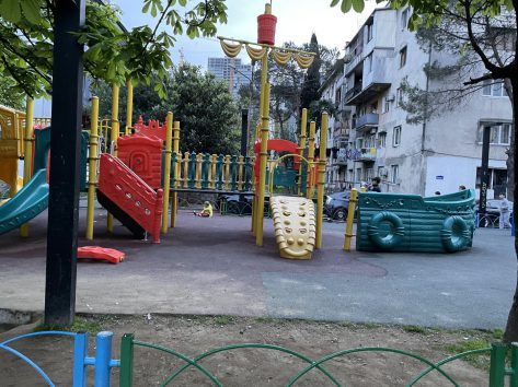 Детская площадка во дворах Батуми