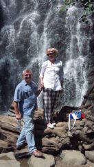 Отец с мамой у водопада