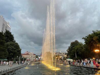 Поющие фонтаны рядом с ЗАГСом в Батуми