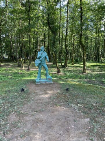 Элвис Пресли в грузинском парке Музыкантов