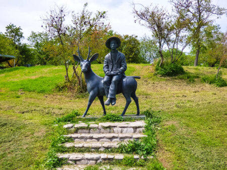 Памятник Пиросмани в Мирзаани