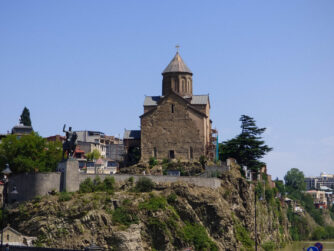 Церковь Метехи и памятник Горгасали в Тбилиси