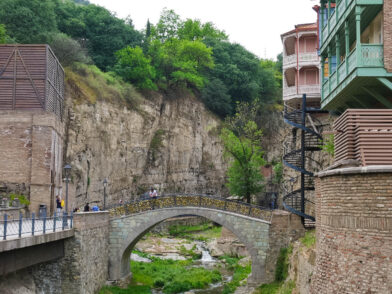 Ущелье Легвтахеви в центре Тбилисии винтовая лестница