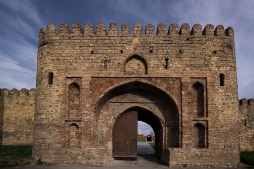 Вход в крепость Батонис Цихе в центре Телави